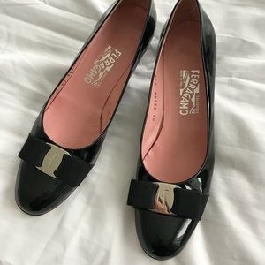 Ferragamo Black patent kitten heel bow size 9